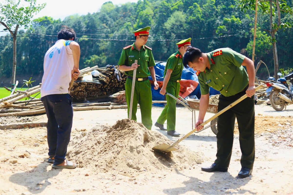 Công an xã Xuân Thượng giúp bà con xây dựng nhà cửa