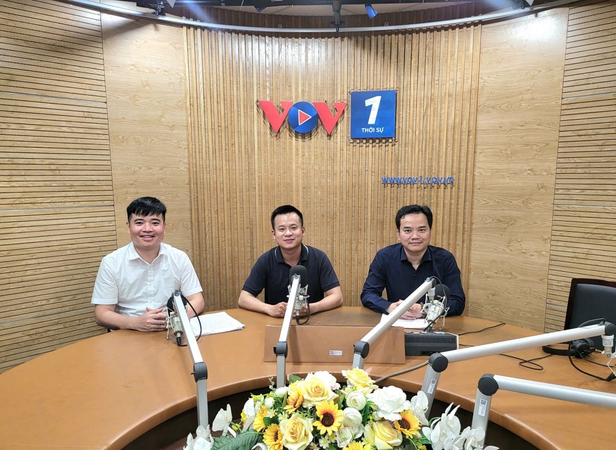 MC Bá Toàn và các khách mời: ông Nguyễn Công Thịnh - Phó Vụ trưởng Vụ Khoa học công nghệ, môi trường và Vật liệu xây dựng, Bộ Xây dựng; Ông Cù Huy Quang, Trưởng phòng Hiệu quả năng lượng, Chuyển đổi xanh, Cục Đổi mới sáng tạo, Chuyển đối xanh và Khuyến công (Bộ Công Thương)