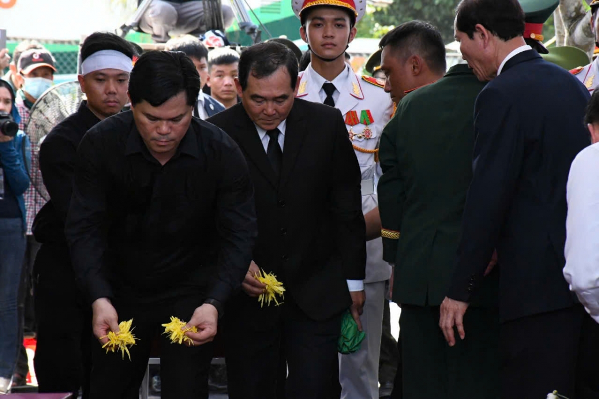 Các lãnh đạo và thân nhân thả những nắm đất tiễn đưa nguyên Chủ tịch nước Trần Đức Lương về nơi an nghỉ cuối cùng.