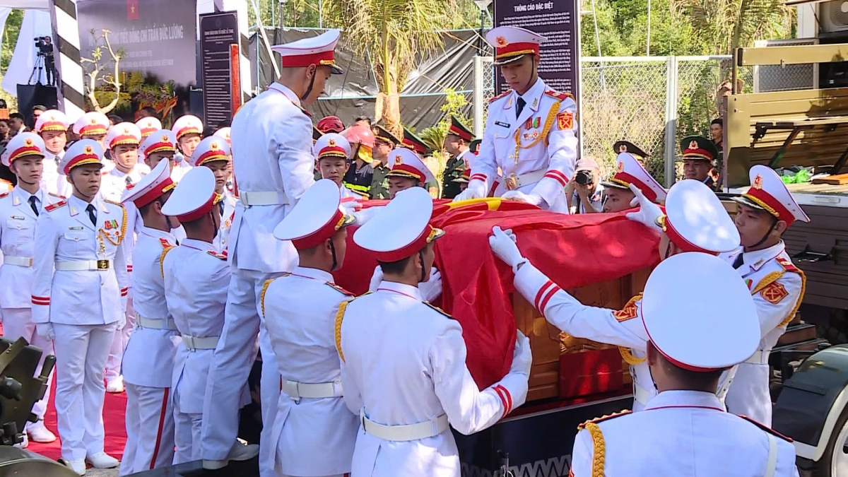 Linh cữu nguyên Chủ tịch nước Trần Đức Lương được đưa đến nghĩa trang thôn Diên Trường, xã Phổ Khánh, thị xã Đức Phổ, tỉnh Quảng Ngãi để làm lễ an táng.