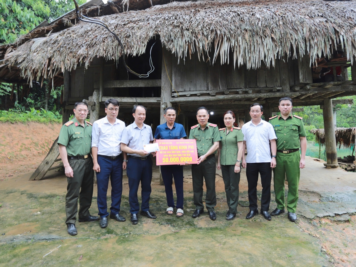 Thiếu tướng Trần Thanh Phong, Phó Cục trưởng Cục Truyền thông Công an nhân dân đến thăm hỏi và trao kinh phí hỗ trợ xóa nhà tạm, nhà dột nát cho gia đình ông Nông Văn Năm