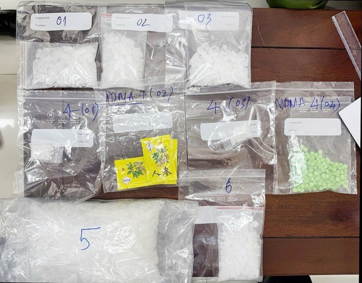 Tang vật gần 2 kg ma tuý.