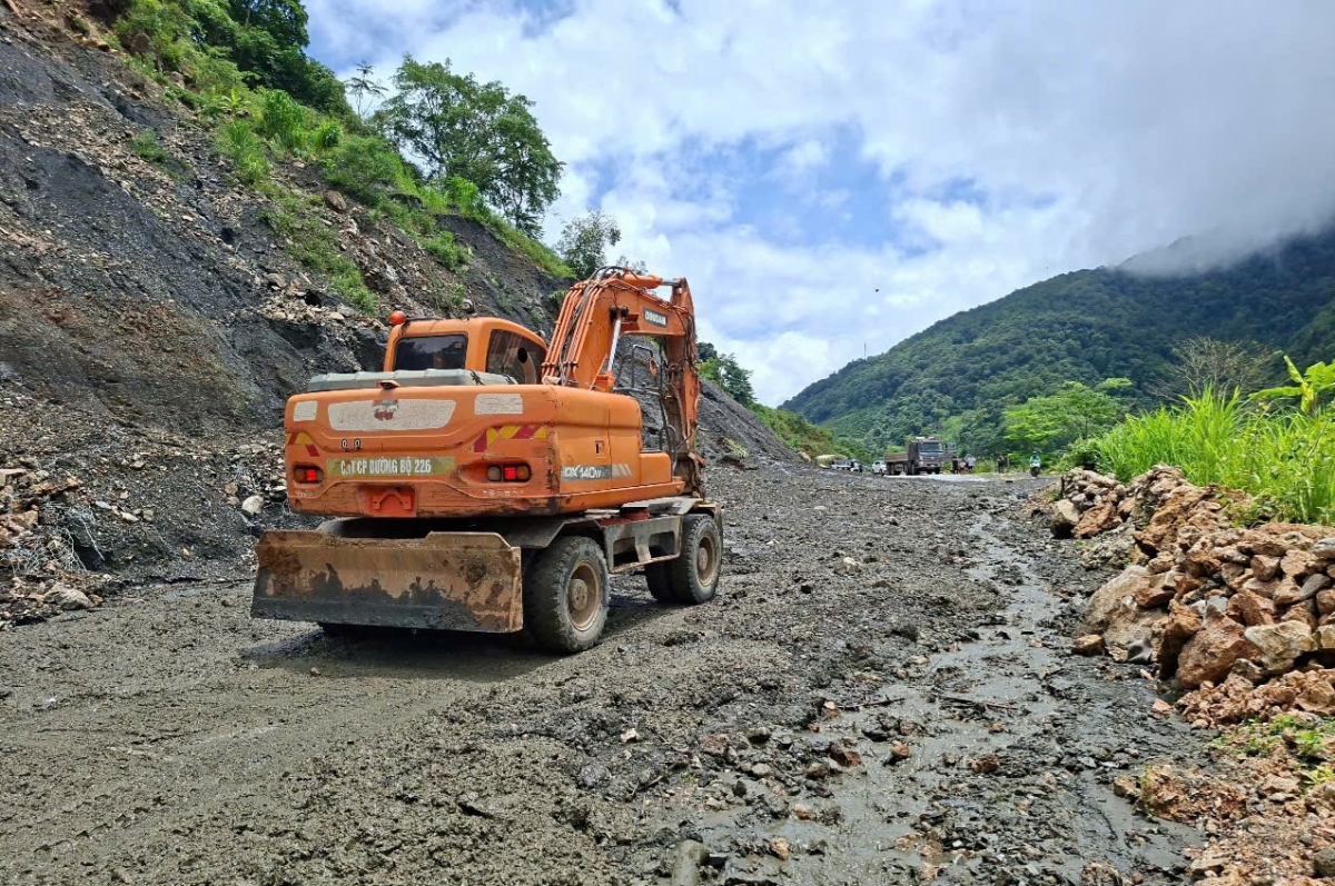 Đến đầu giờ chiều 16/6, Quốc lộ 12 tại Điện Biên đã thông tuyến trở lại.