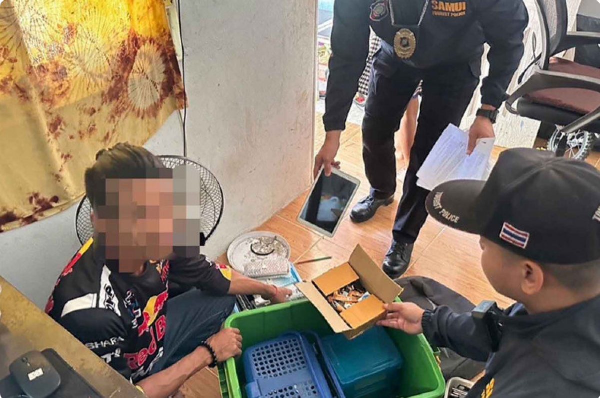 Cảnh sát kiểm tra một lao động nước ngoài ở tiệm sửa điện thoại ở Surat Thani_Nguồn: Cảnh sát Thái Lan