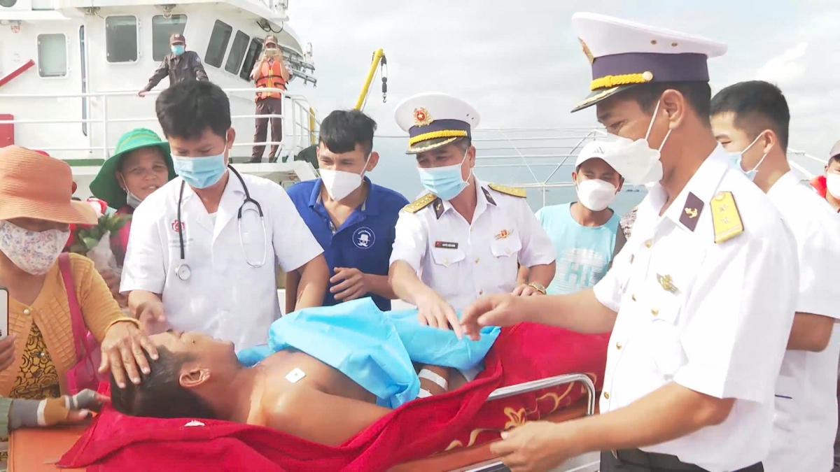 Bộ Tư lệnh Vùng 4 Hải quân bàn giao ngư dân cho gia đình sau khi được cấp cứu thành công trên quần đảo Trường Sa