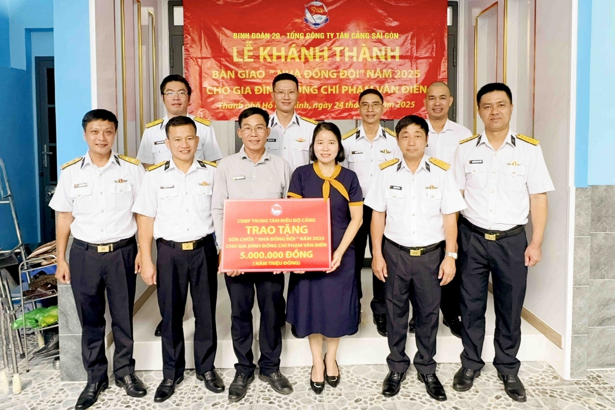 Trung tâm Điều độ cảng trao tặng gia đình đồng chí Phạm Văn Điền nhiều phần quà ý nghĩa
