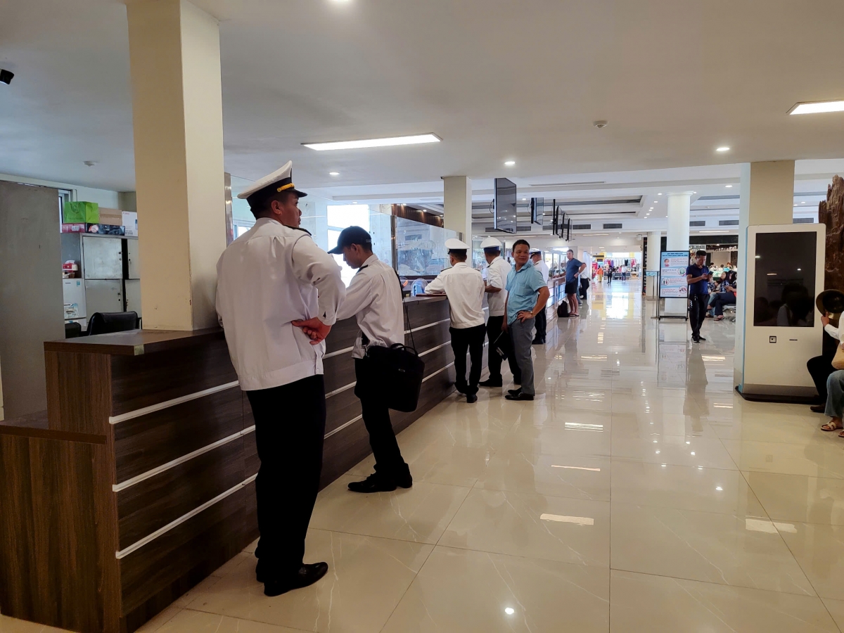 Các thuyền trưởng làm thủ tục xuất bến đưa du khách đi tham quan vịnh Hạ Long