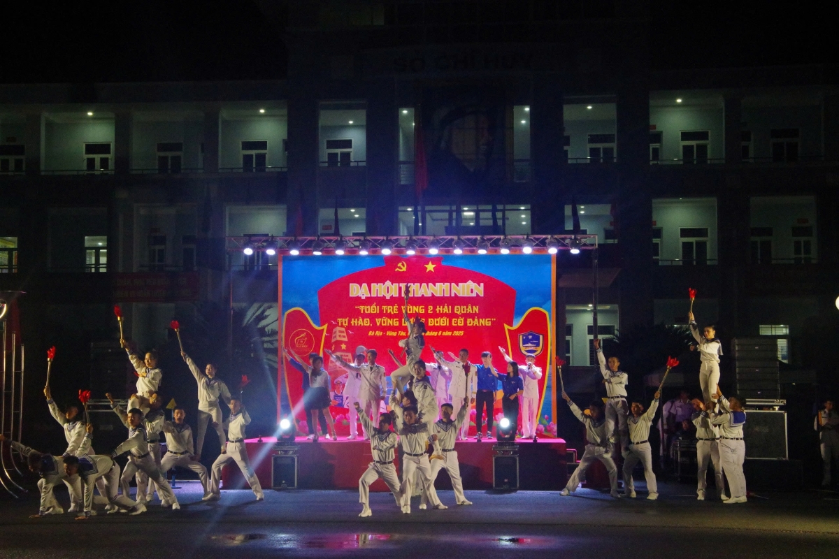 Biểu diễn tiết mục văn nghệ tại Lữ đoàn 167