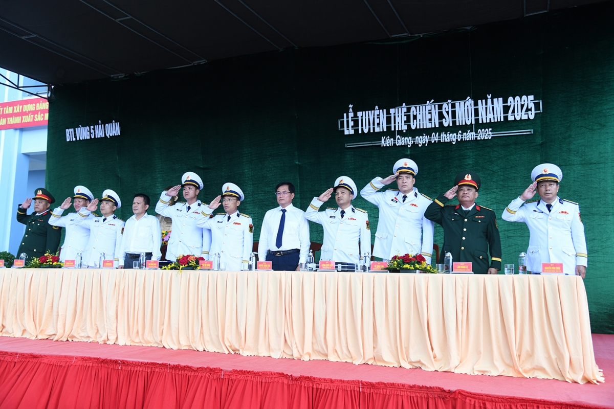 Các đại biểu tham dự lễ chào cờ.