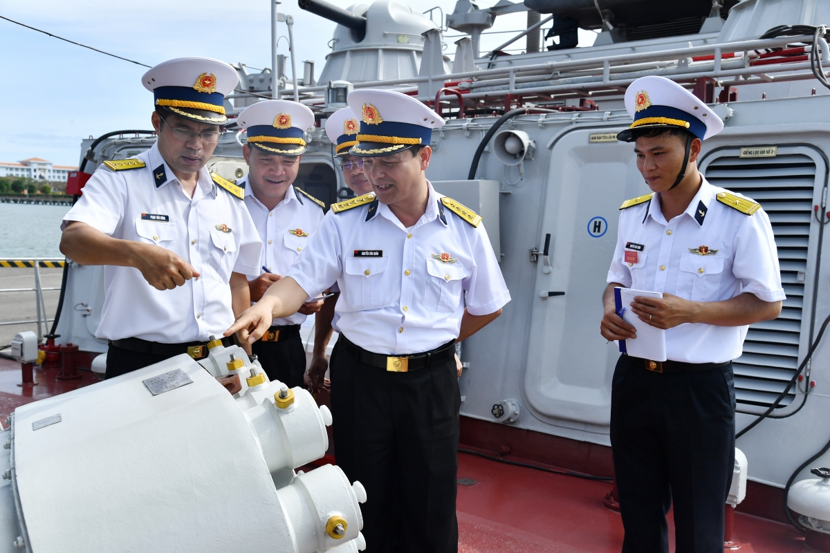 Đại tá Nguyễn Văn Quán, Tư lệnh Vùng 2 Hải quân kiểm tra Tàu 379, Lữ đoàn 167 trước khi tàu thực hiện nhiệm vụ đối ngoại