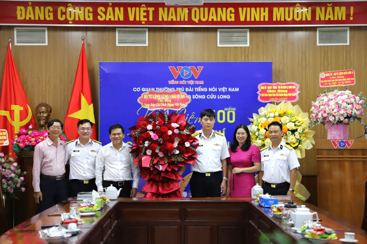 Đại tá Võ Hùng Lâm, Chủ nhiệm Chính trị Bộ Tư lệnh Vùng 5 và đoàn công tác chúc mừng Cơ quan Thường trú Đài Tiếng nói Việt Nam khu vực Đồng bằng sông Cửu Long
