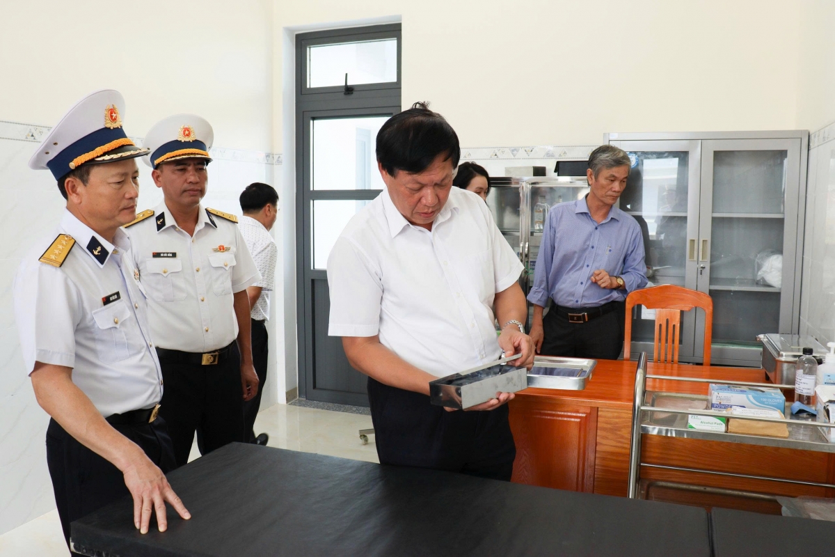 Đồng chí Đỗ Xuân Tuyên khảo sát thực tế cơ sở vật chất tại Bệnh xá Lữ đoàn 175