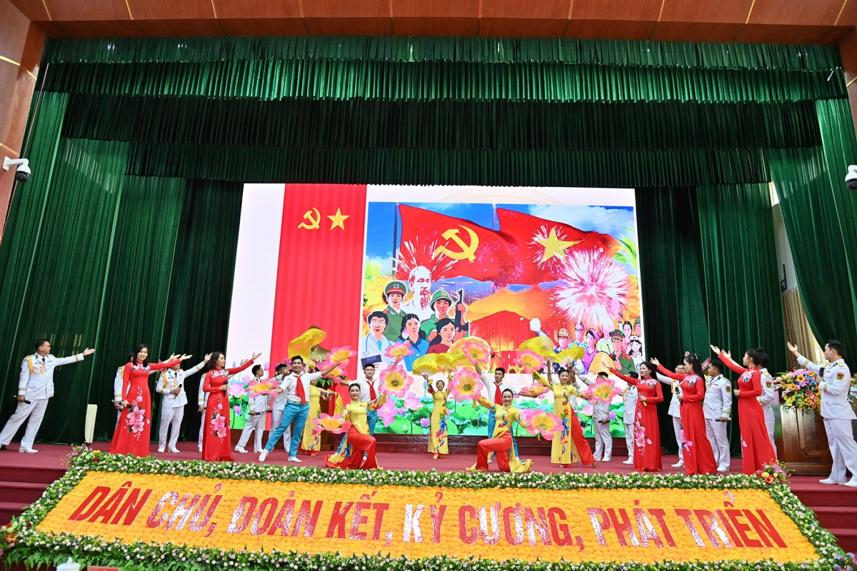 Tiết mục văn nghệ chào mừng Đại hội