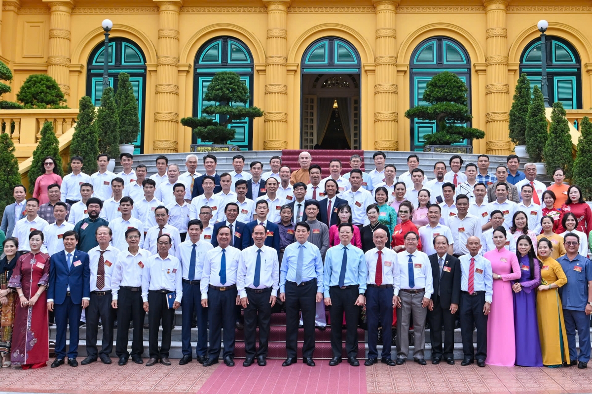 Chủ tịch nước Lương Cường chụp ảnh cùng các đại biểu