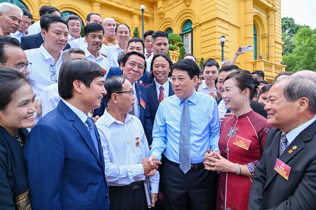 Chủ tịch nước Lương Cường nói chuyện với các đại biểu nghệ nhân tiêu biểu toàn quốc