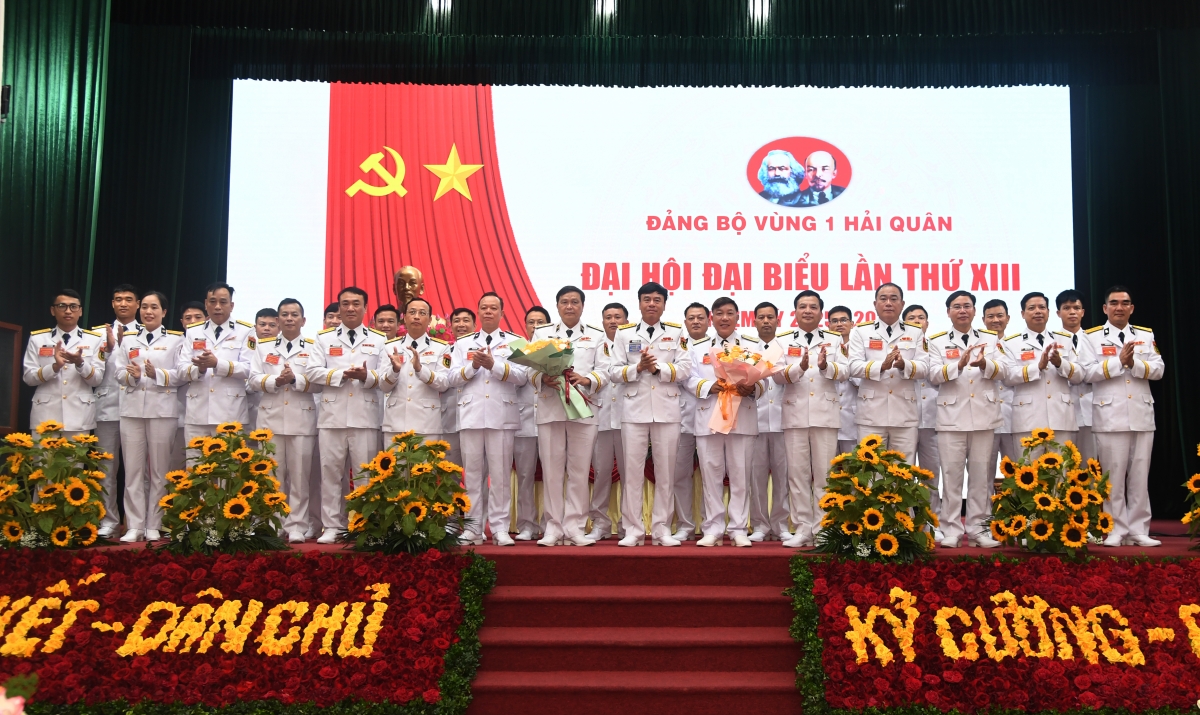 Đoàn Đại biểu dự Đại hội đại biểu Đảng bộ Quân chủng lần thứ XIV ra mắt Đại hội