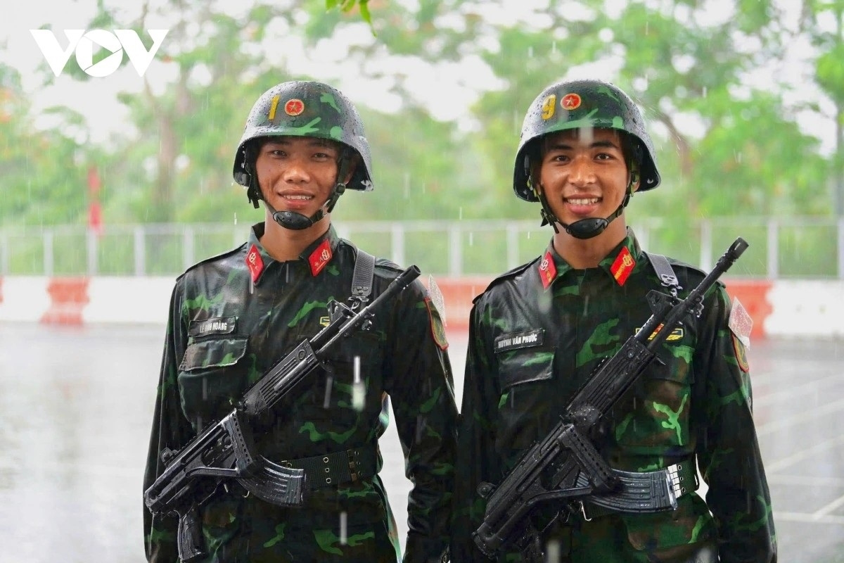 Mặc dù thời tiết lúc nắng, lúc mưa, cường độ tập luyện cao nhưng các chiến sĩ luôn nở nụ cười sau mỗi buổi tập mệt mỏi.