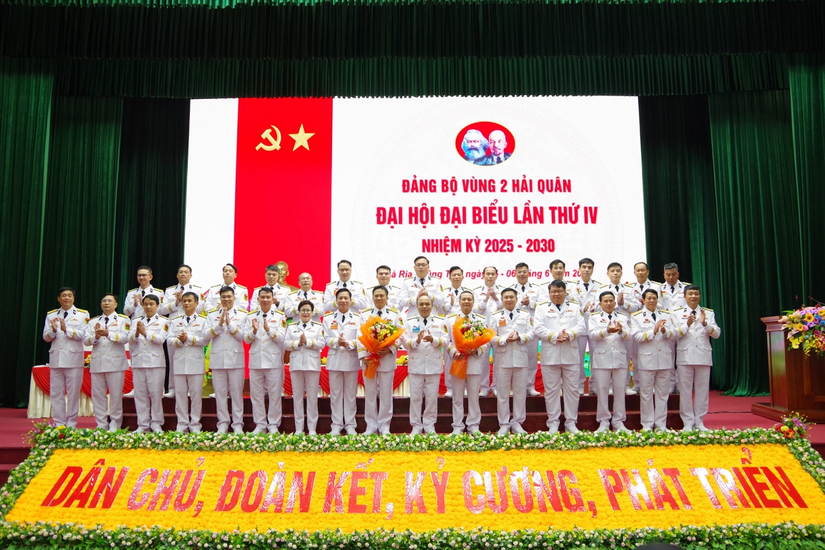 Chuẩn Đô đốc Đỗ Văn Yên, Phó Chính ủy Quân chủng Hải quân tặng hoa chúc mừng Ban chấp hành Đảng bộ nhiệm kỳ 2025 - 2030 và Đoàn đại biểu đi dự Đại hội đại biểu Đảng bộ Quân chủng Hải quân