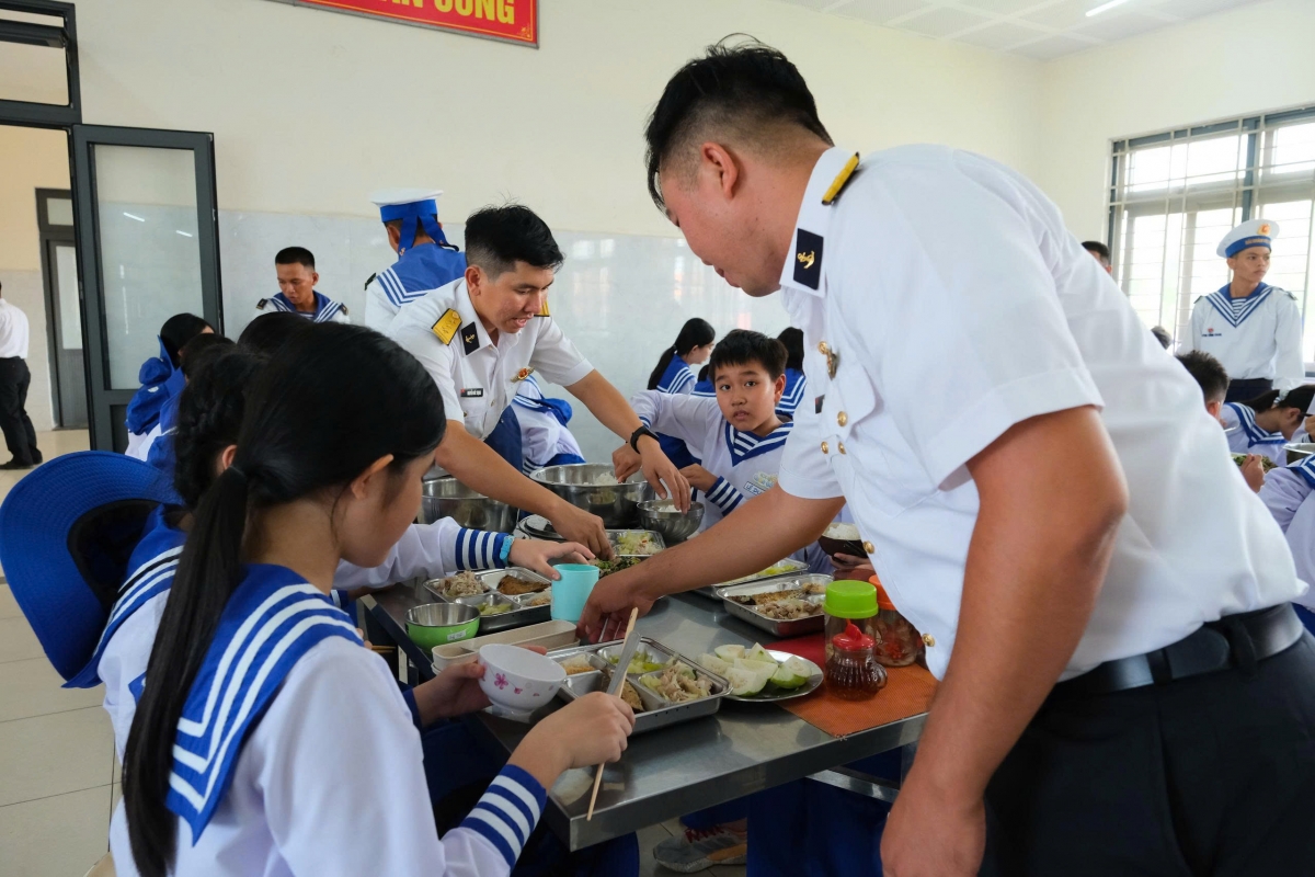 Bữa cơm đầu tiên của các học viên tại đơn vị huấn luyện trong quân đội.