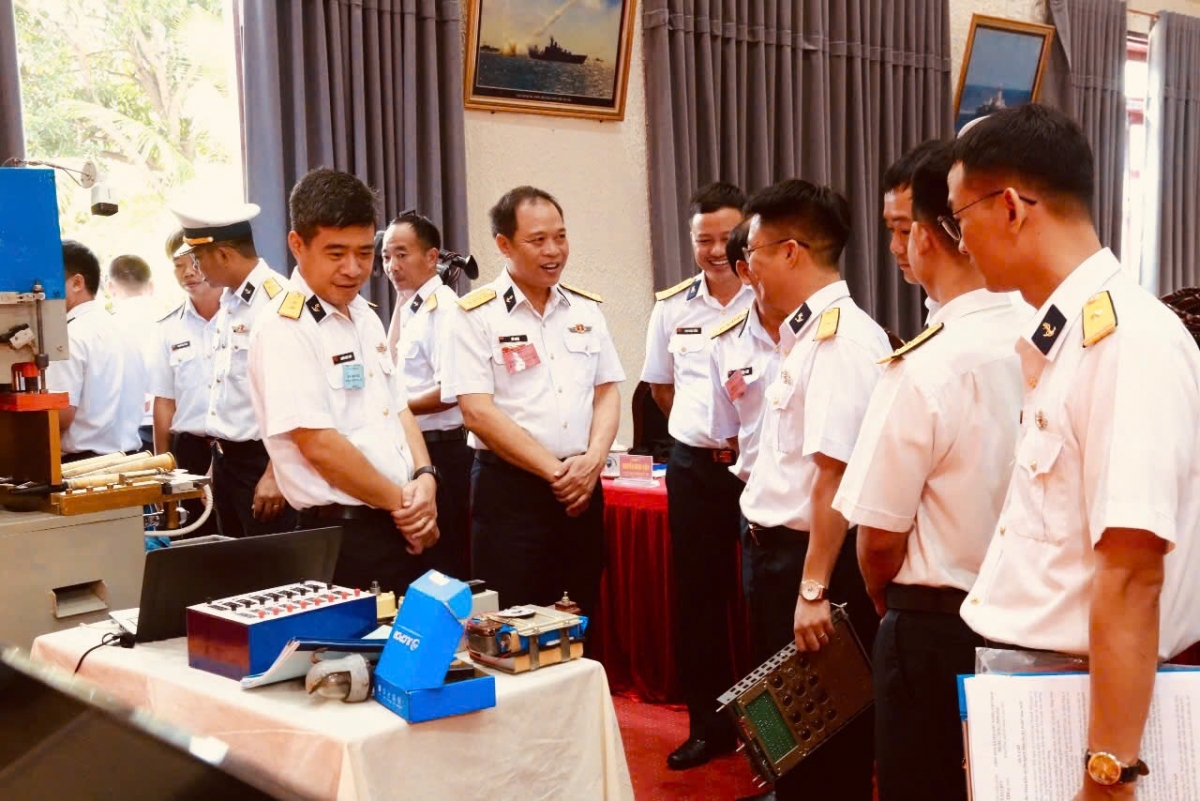 Chuẩn đô đốc Nguyễn Anh Tuấn tham quan mô hình thiết bị tháo gỡ đạn pháo lắp chặn của Phòng hậu cần - kỹ thuật Vùng