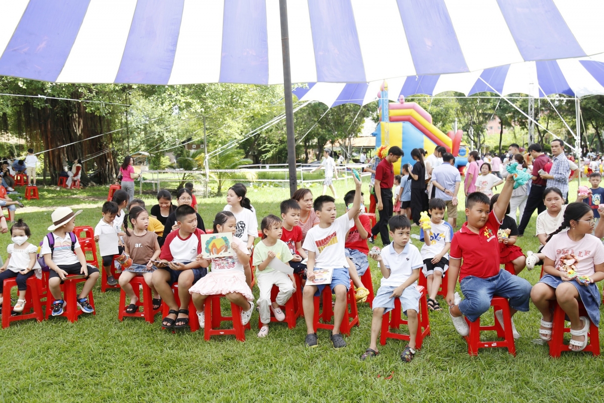 Ban tổ chức lựa chọn sản phẩm tô tranh và tô tượng của thiếu nhi để trao giải
