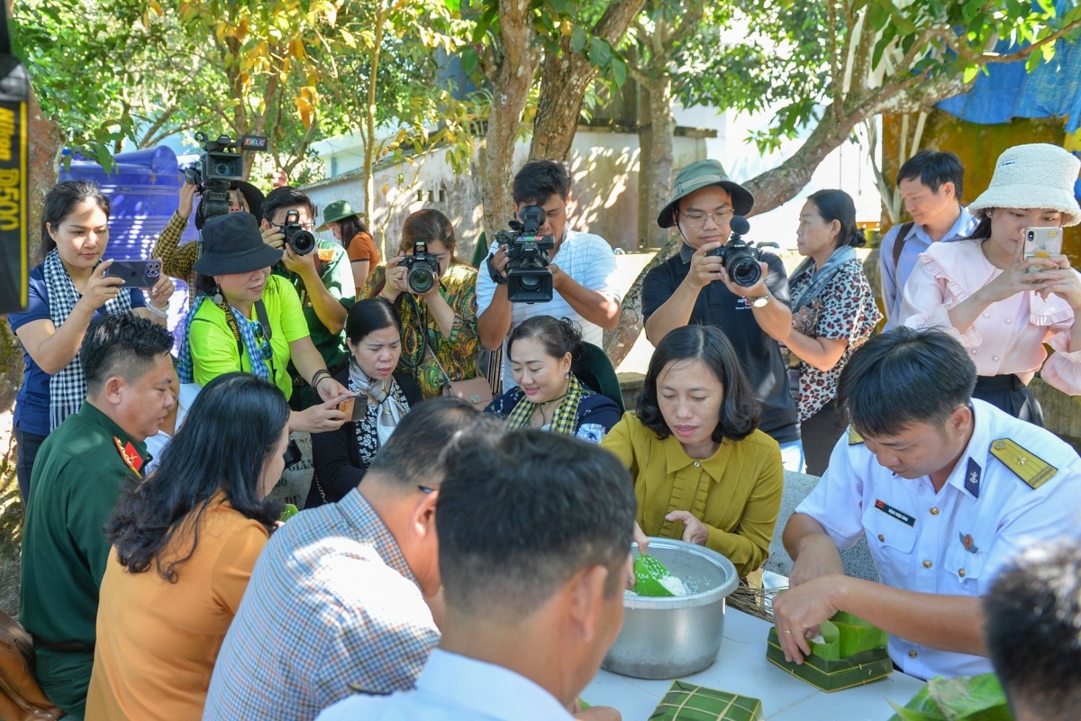 Phóng viên tác nghiệp tại Trạm ra đa 600, Trung đoàn 551, Vùng 5 Hải quân trên đảo Nam Du (Kiên Giang)