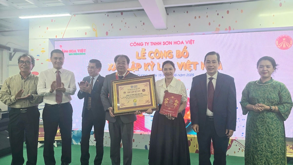 Lãnh đạo Sở KH-CN tỉnh Bình Dương chúc mừng sự nỗ lực, đổi mới của công ty