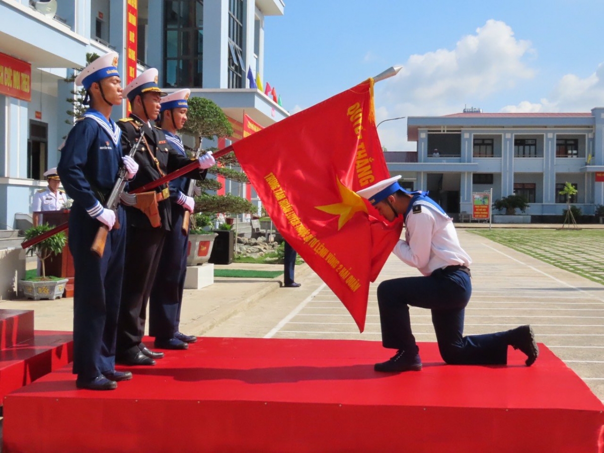 Chiến sĩ Vùng 2 Hải quân hôn quốc kỳ trong Lễ tuyên thệ chiến sĩ mới