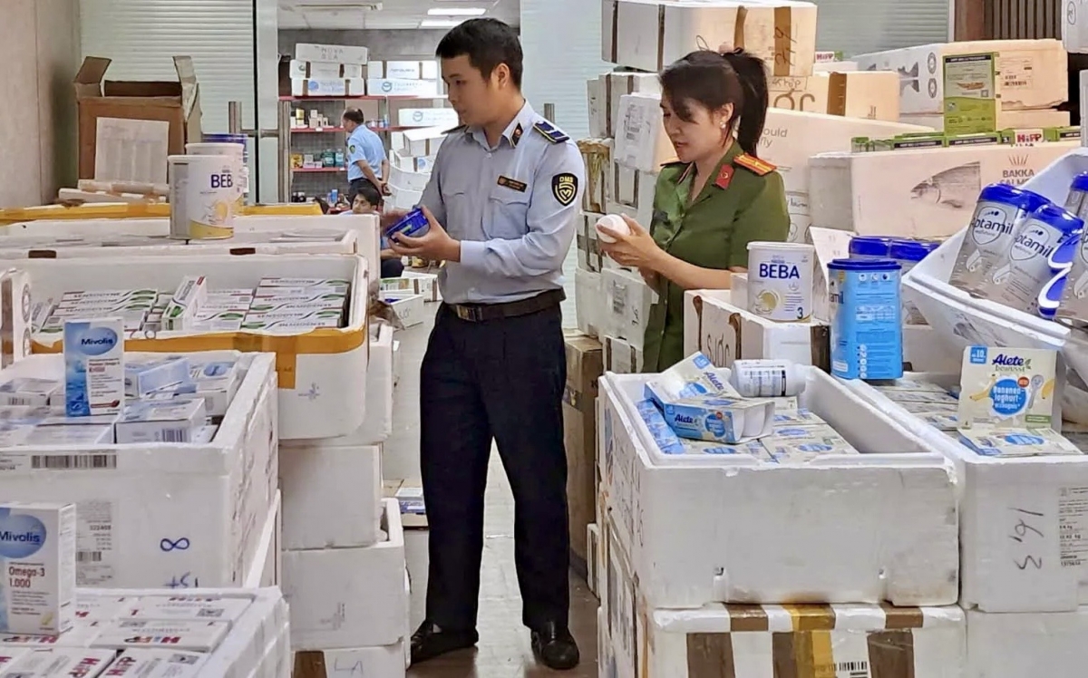 Lực lượng chức năng thu giữ hàng hóa nhập lậu tại số 62 phố Bạch Mai (quận Hai Bà Trưng).