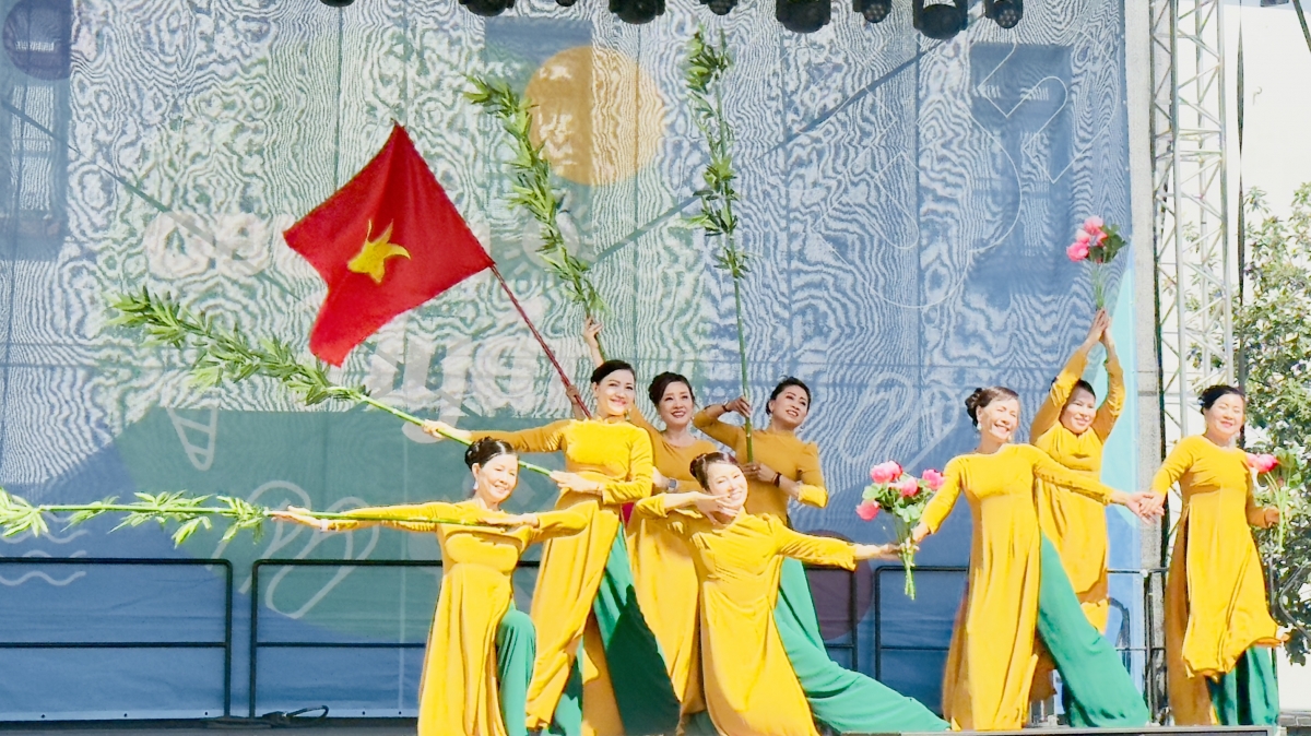 Biểu diễn văn nghệ chào mừng.