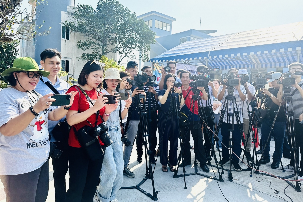 Phóng viên tác nghiệp trong chuyến công tác thăm, chúc tết cán bộ, chiến sĩ nhân dân và các lực lượng trên vùng biển Tây Nam