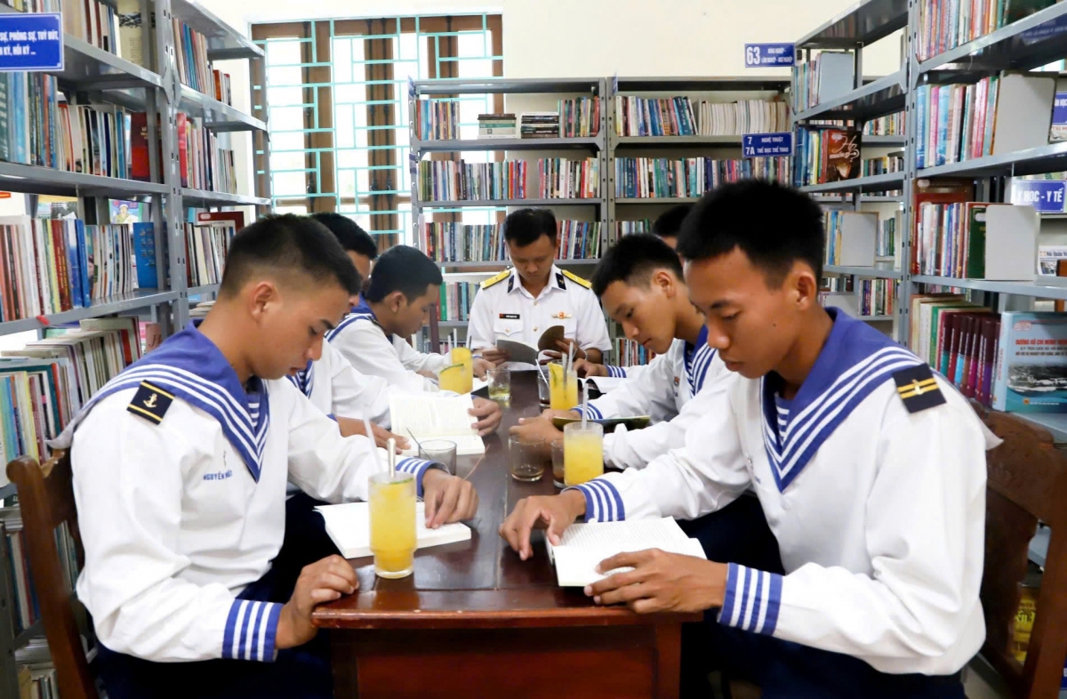Cán bộ, chiến sĩ đọc sách, thưởng thức cà phê, nước trái cây tại Thư viện Vùng 3 Hải quân