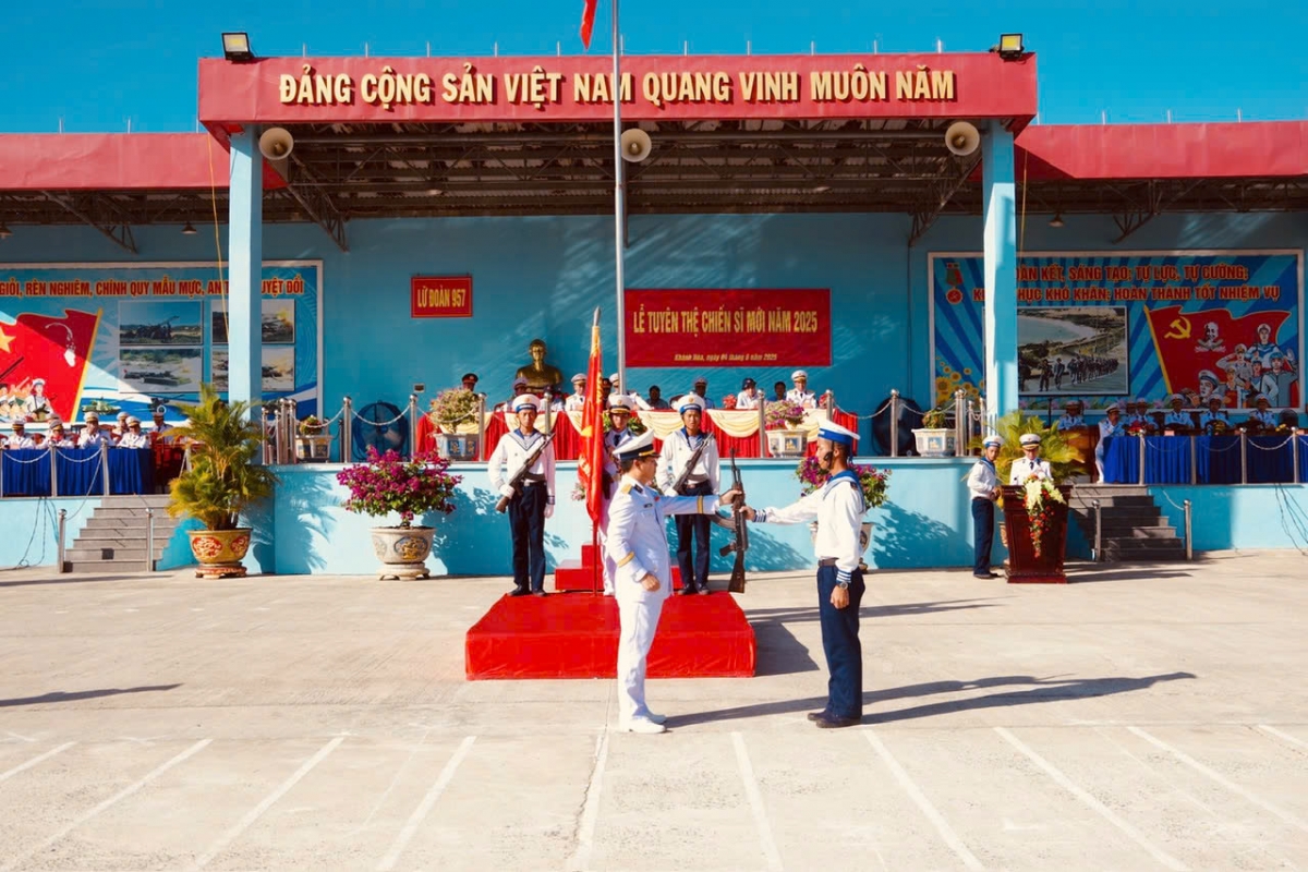 Đại tá Lê Tiến Thành, Lữ đoàn trưởng trao thực hiện nghi thức trao vũ khí cho chiến sĩ trong lễ tuyên thệ tại Lữ đoàn 957.