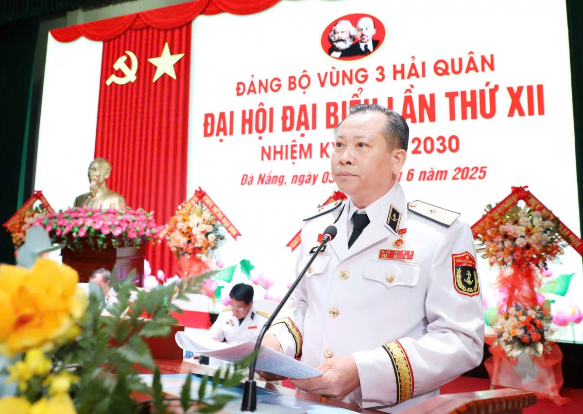 Chuẩn Đô đốc Nguyễn Thiên Quân, Tư lệnh Vùng 3 trình bày dự thảo Báo cáo chính trị trình Đại hội đại biểu Đảng bộ Quân chủng Hải quân lần thứ XIV, nhiệm kỳ 2025-2030