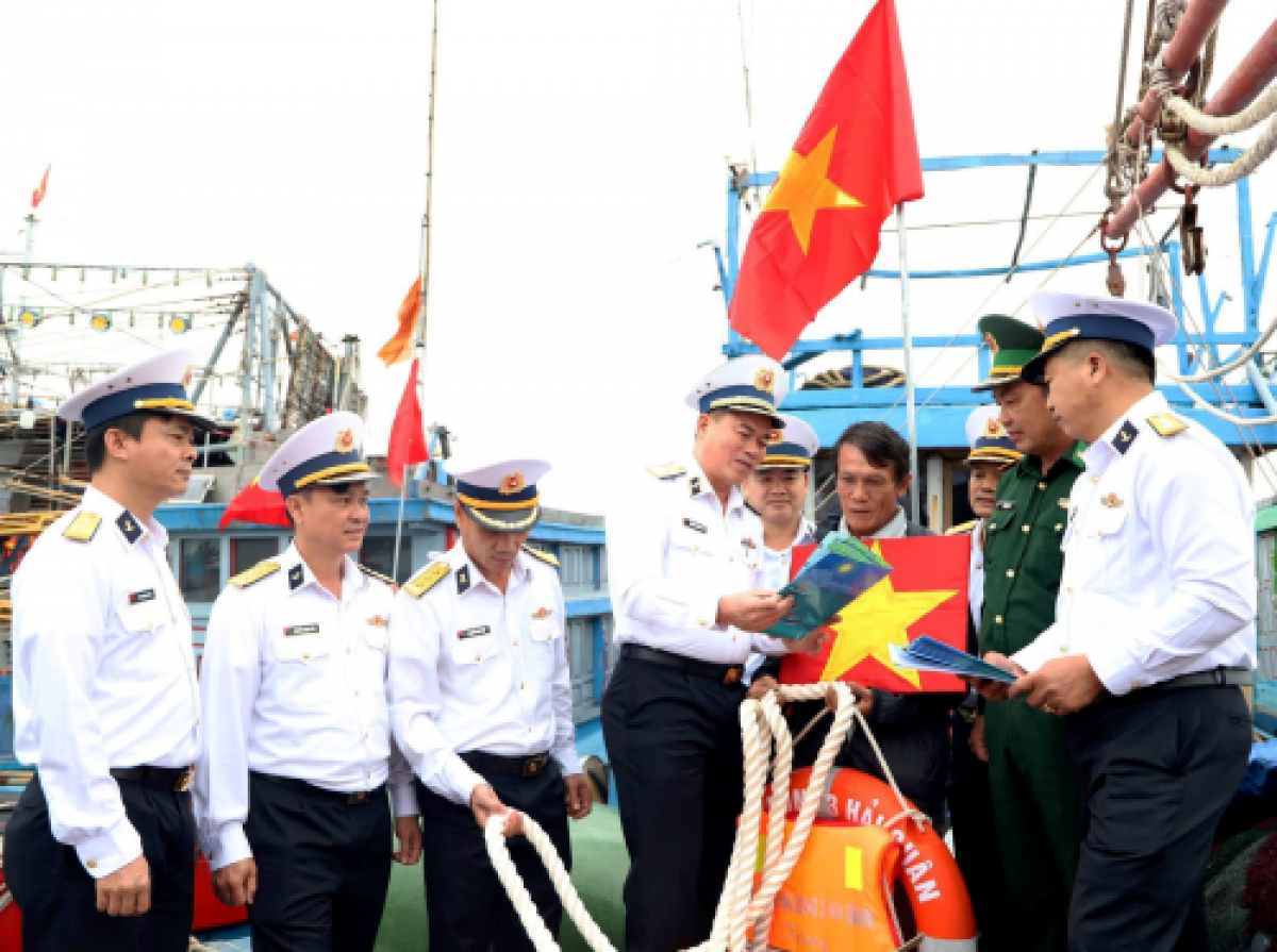 Tuyên truyền pháp luật biển cho ngư dân vươn khơi