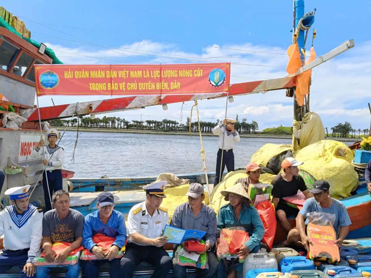 Cán bộ Lữ đoàn 171 tuyên truyền pháp luật cho ngư dân tại Bà Rịa - Vũng Tàu