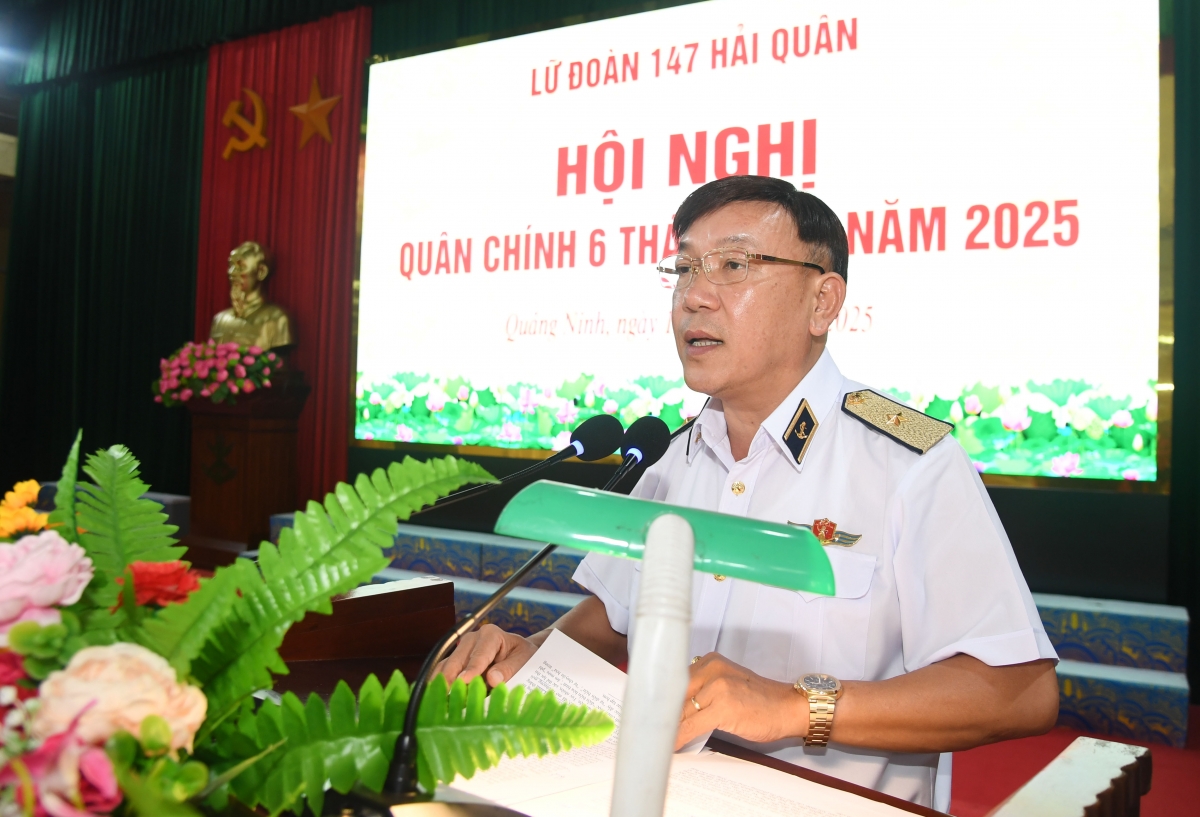 Chuẩn Đô đốc Trần Xuân Văn, Chính ủy Vùng 1 Hải quân phát biểu, chỉ đạo