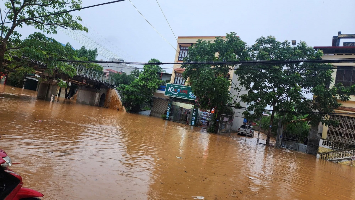 Mưa lớn đã gây ngập úng nghiêm trọng tại nhiều tuyến phố, khu dân cư tại TP Lạng Sơn, trong đó các khu vực cầu Chui, đường Ngô Quyền; ngã tư Phai Trần, khu đô thị Nam Hoàng Đồng...