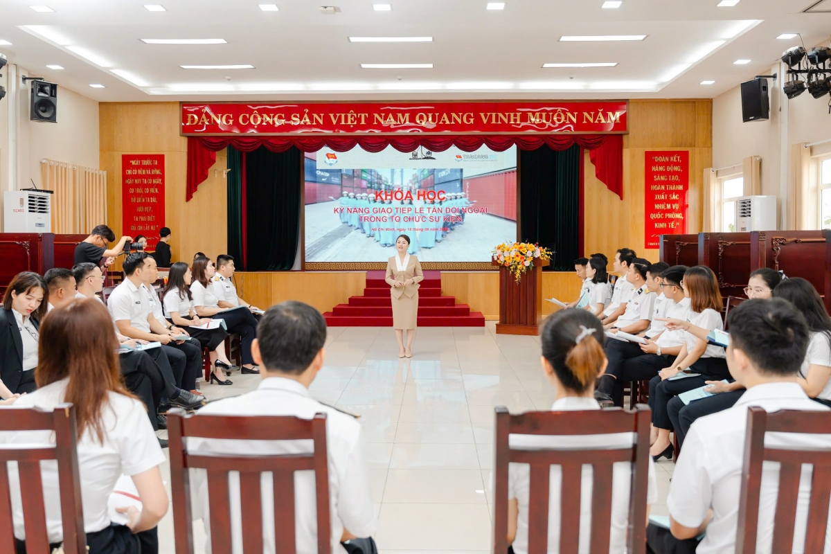 Giảng viên Học viện Phong thái Ura Việt Nam hướng dẫn kỹ năng giao tiếp cho học viên
