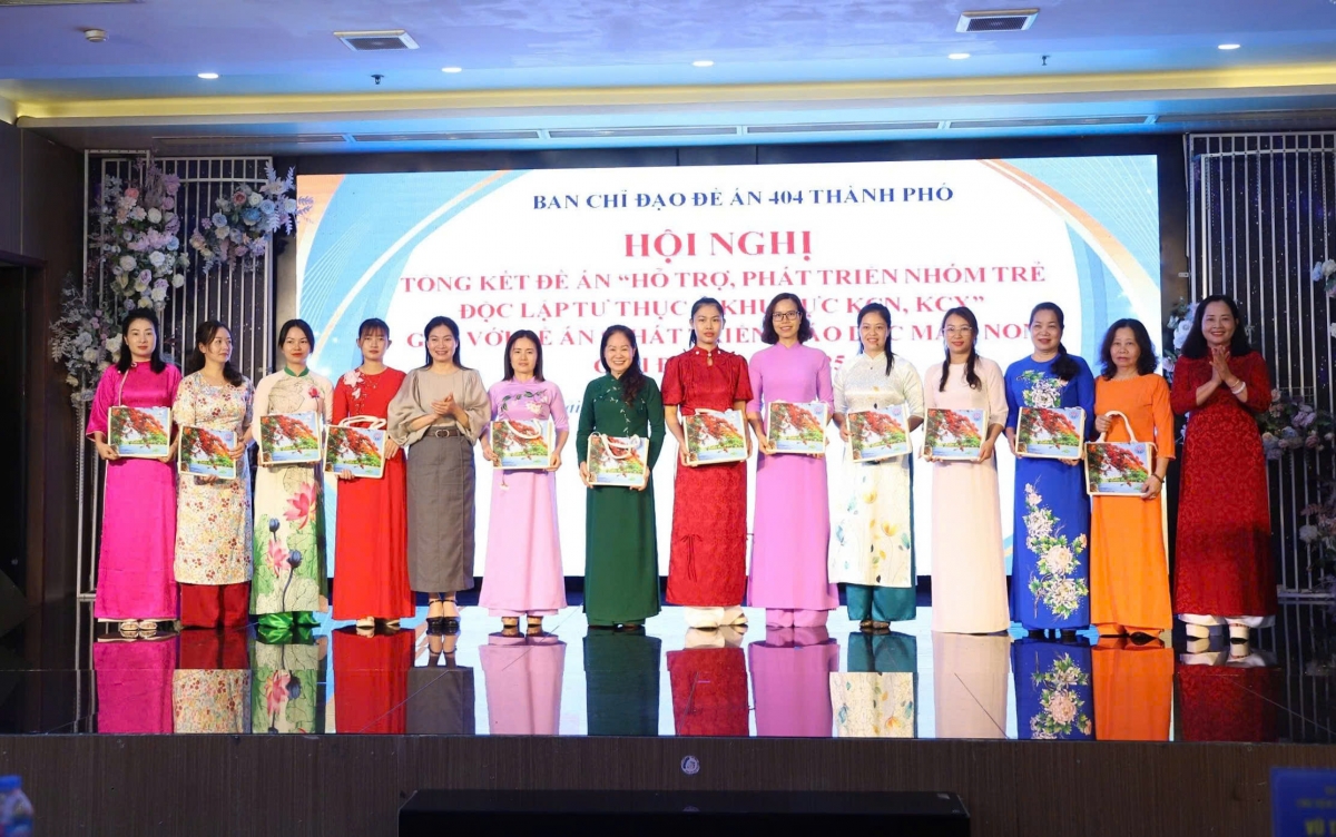 Các tập thể, cá nhân có đóng góp trong Cuộc vận động “Xây dựng gia đình 5 không, 3 sạch” và Đề án “Hỗ trợ, phát triển nhóm trẻ độc lập tư thục khu vực khu công nghiệp, khu chế xuất”