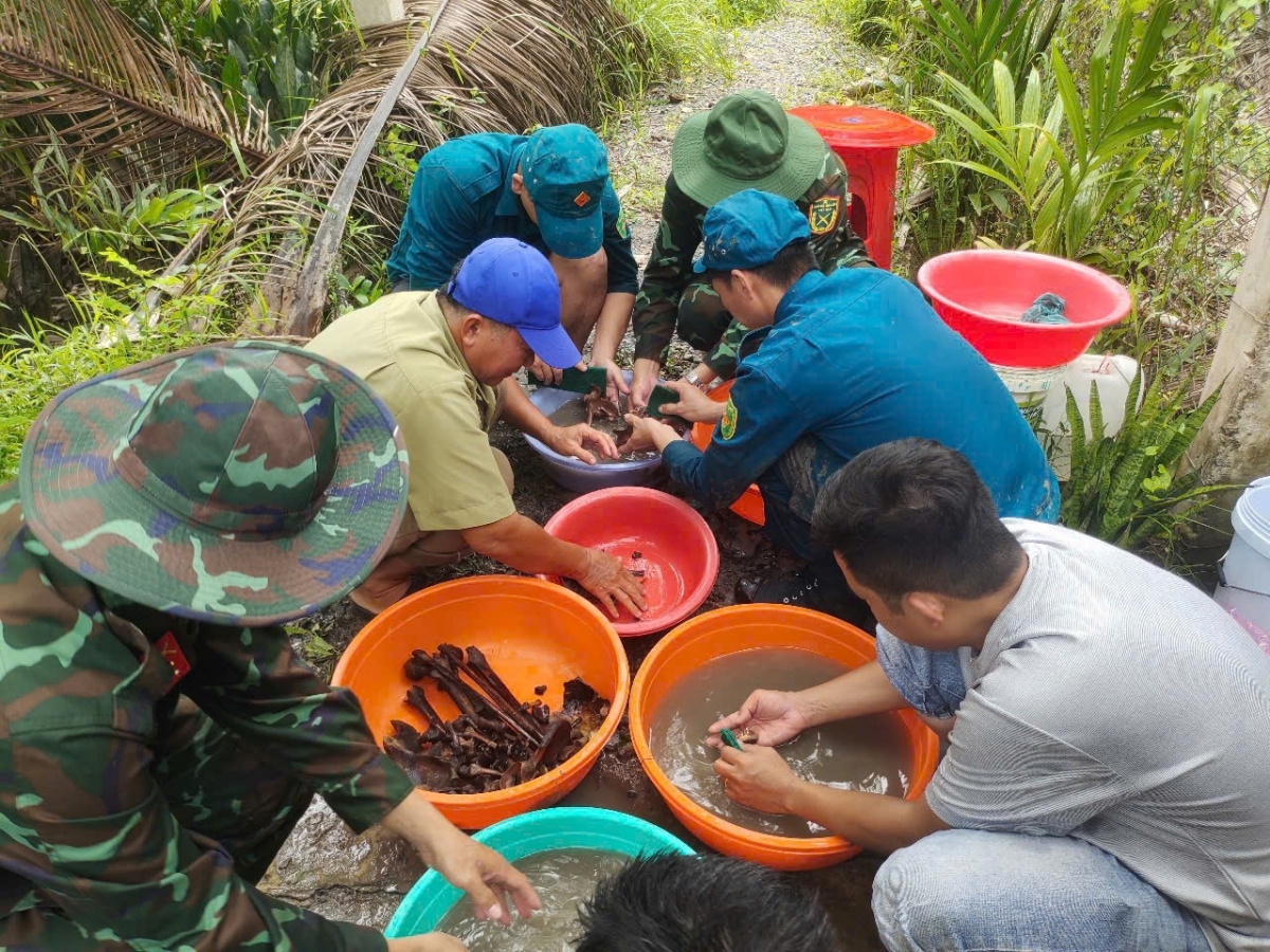 Sau khi được tìm thấy, các bộ hài cốt liệt sĩ đều được lực lượng làm nhiệm vụ tiến hành vệ sinh một cách tỉ mỉ, chu đáo, thể hiện sự trân trọng và biết ơn đối với những người đã hy sinh.