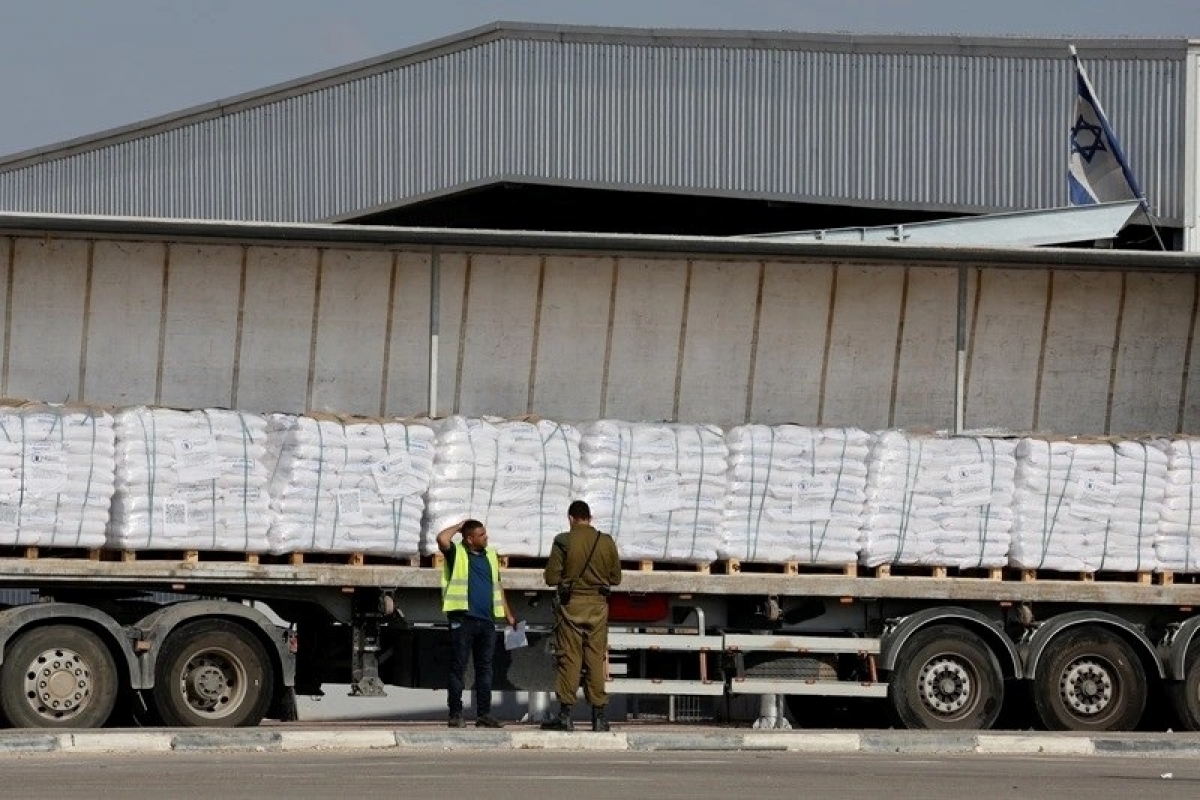 Xe tải chở hàng cứu trợ tại cửa khẩu Kerem Shalom giữa Israel và Gaza. Ảnh: Reuters