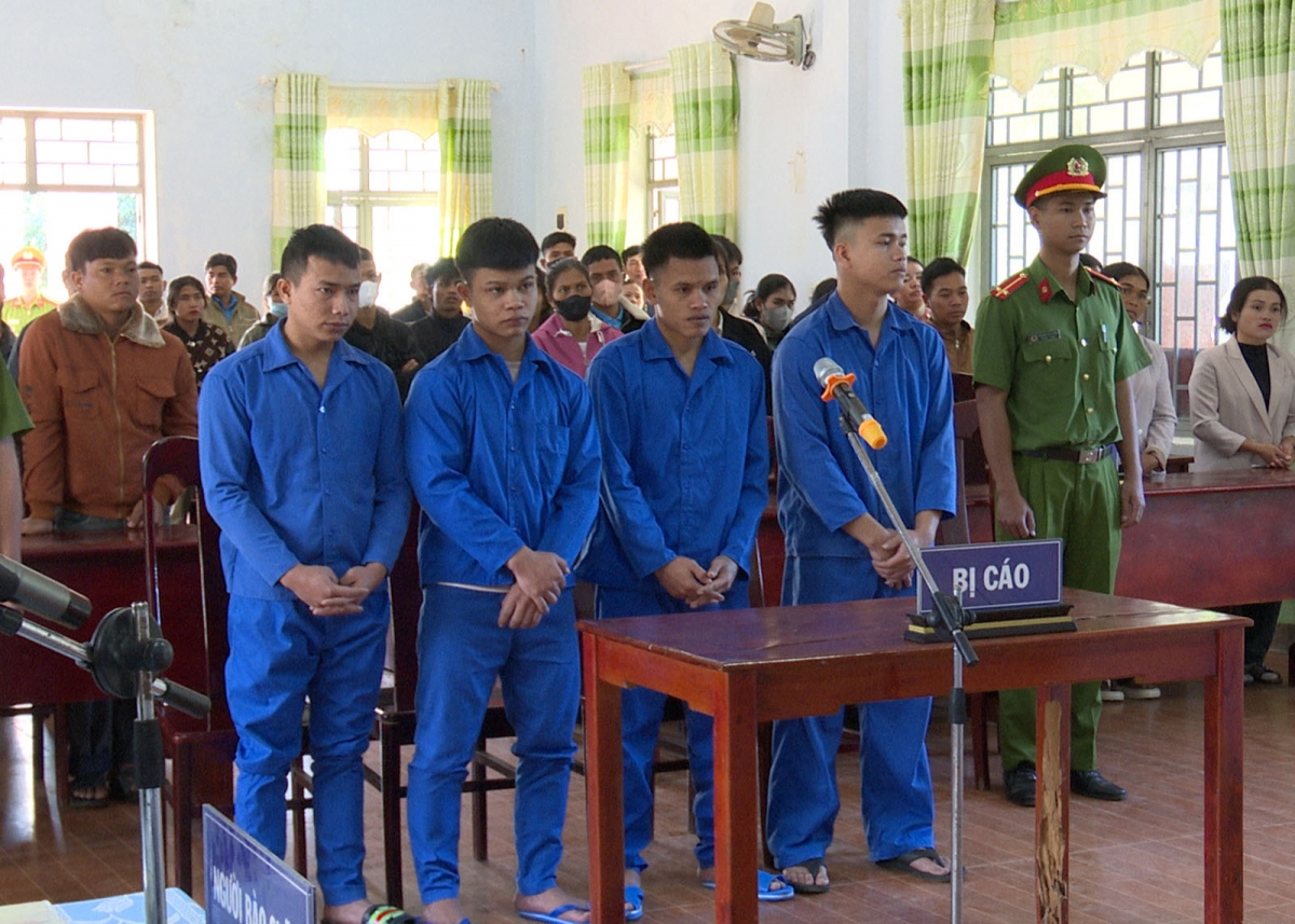 TAND huyện Đăk Hà xét xử sơ thẩm vụ án “Tàng trữ trái phép chất ma túy” và “Mua bán trái phép chất ma túy” vào ngày 4/4/2025 với 4 bị cáo đều ở thôn làng vốn rất bình yên.