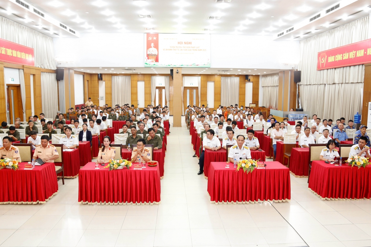 Đông đảo cán bộ, người lao động tham gia buổi tuyên truyền
