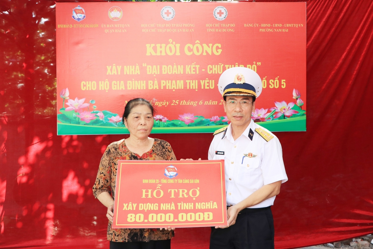 Đại diện Binh đoàn 20 - Tổng công ty Tân Cảng Sài Gòn trao kinh phí hỗ trợ gia đình bà Phạm Thị Yêu