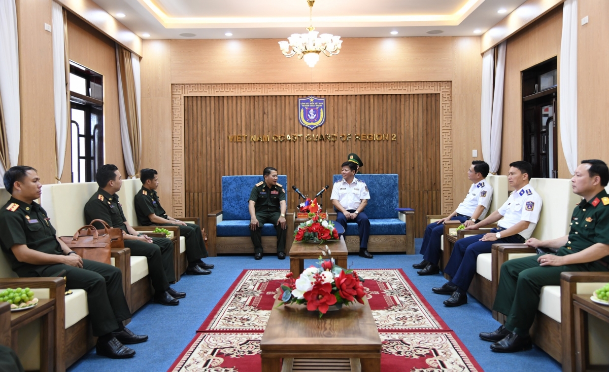 Thiếu tướng Trần Quang Tuấn - Tư lệnh Vùng cùng đại diện các cơ quan Bộ tư lệnh Vùng Cảnh sát biển 2 tiếp thân mật Đoàn sĩ quan trẻ Quân đội nhân dân Lào.