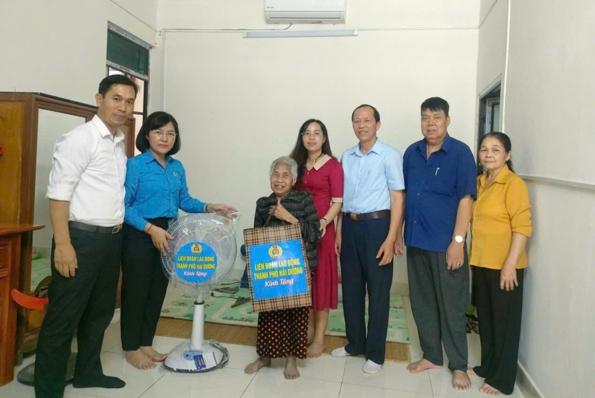 Liên đoàn lao động TP Hải Dương, tỉnh Hải Dương tặng quà, động viên các hộ khó khăn về nhà ở được hỗ trợ xây, sửa nhà trong dịp này.