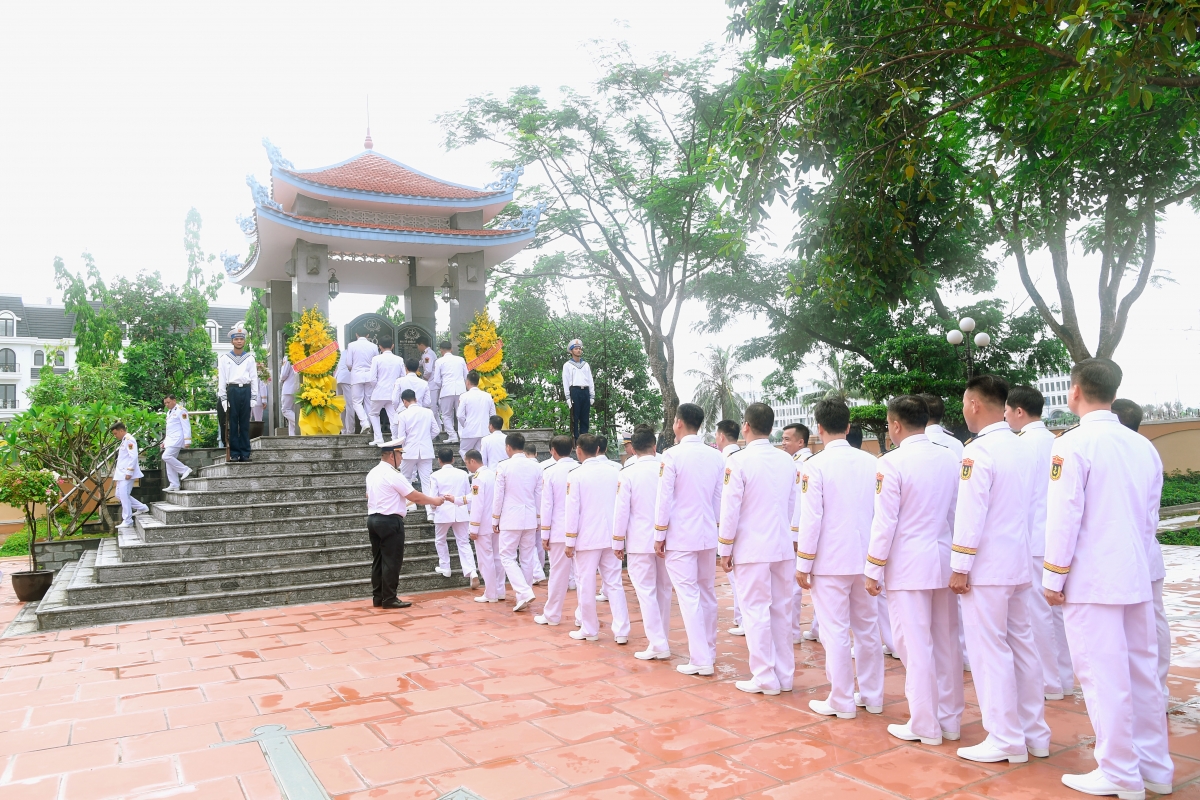 Các đại biểu dâng hoa, dâng hương tưởng niệm các anh hùng, liệt sĩ