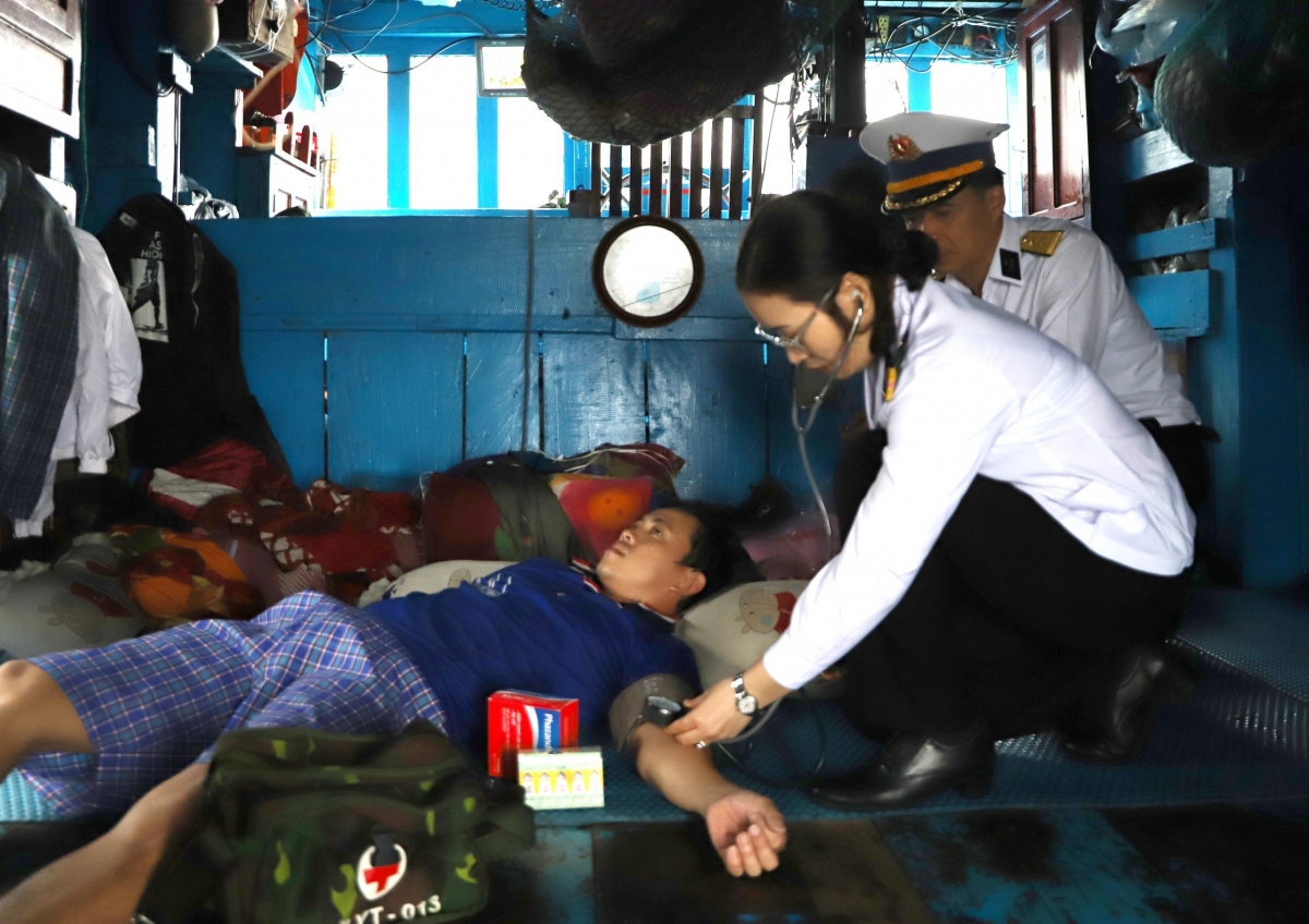 Khám bệnh, cấp cứu ngư dân
