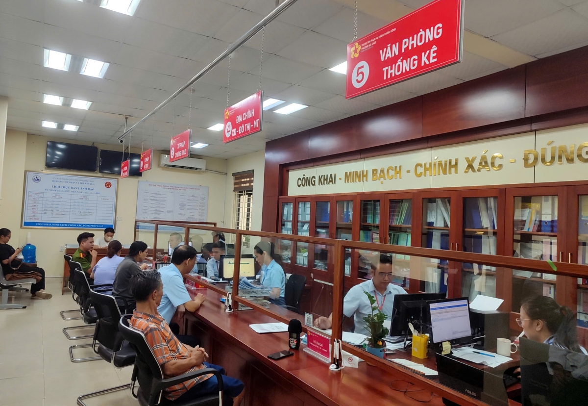 UBND phường Bãi Cháy bố trí cán bộ của 2 phường cũ cùng thực hiện các thủ tục hành chính theo quy định Trung tâm hành chính công phường Bãi Cháy.